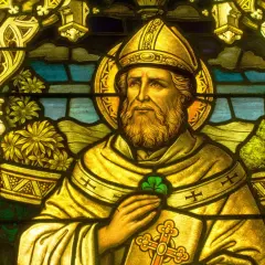 Vitral de San Patricio, con trébol y cruz, ideal para cuando es St. Patrick's.