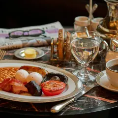 Un desayuno completo, un clásico de la comida británica: salchicha, bacon, huevos, judías, champiñón, tomate y morcilla.