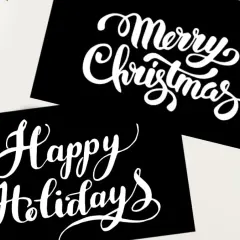 Tarjetas negras con letras blancas: "Merry Christmas" y "Happy Holidays". Aprende cómo se dice feliz navidad en inglés.
