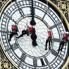 Trabajadores en rappel en el reloj Big Ben, ajustando las manecillas de este icónico reloj londinense.
