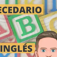 Bloques de madera con las letras A, B y C, y el texto "ABECEDARIO EN INGLÉS".