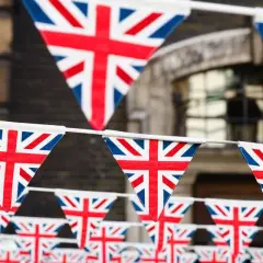 Banderines con la Union Jack cuelgan en fila, celebrando un bank holiday.