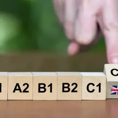 Bloques de madera muestran niveles de inglés: A1, A2, B1, B2, C1 y C2 con bandera británica. ¿Qué nivel de inglés te dan con el bachillerato?