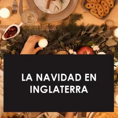 Mesa navideña en Gran Bretaña con guirnalda de abeto, velas, comida y adornos.