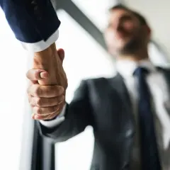 Dos hombres de negocios, Mr. y Mr., se dan la mano en un acuerdo.