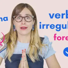 ¡Domina los verbos irregulares para siempre! Mujer con libro abierto y texto motivacional.