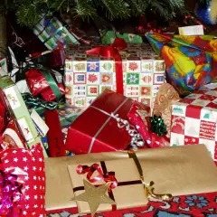 Regalos bajo el árbol de Navidad, listos para el Boxing Day. ¿Qué es Boxing Day? Es un día para abrir regalos y celebrar.