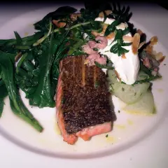 Salmón crujiente con espárragos verdes, gambas rosadas y una cucharada de crema. Un plato que evoca la comida inglesa.