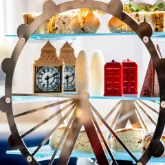 Delicioso hora del te en inglaterra con dulces que imitan el Big Ben, cabinas telefónicas rojas y el London Eye.