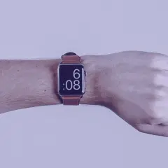 Reloj inteligente en muñeca, mostrando las horas en inglés: 6:08.