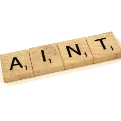Fichas de Scrabble forman la palabra "AINT".