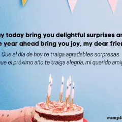 Pastel de cumpleaños con velas encendidas y un mensaje de "feliz cumpleaños para mi en ingles".