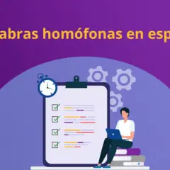 Un estudiante aprende palabras homófonas ejemplos 100 con un portátil y una lista de verificación.