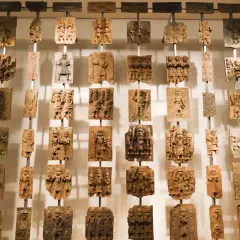 Colgando en el British Museum, obras famosas: placas de bronce con intrincadas escenas históricas y figuras humanas.