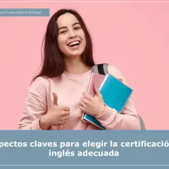 Joven sonriente con libros y pulgar arriba, lista para obtener sus títulos de inglés.
