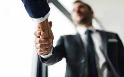 Dos hombres de negocios, Mr. y Mr., se dan la mano en un acuerdo.