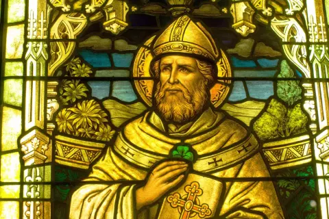 Vitral de San Patricio, con trébol y cruz, ideal para cuando es St. Patrick's.