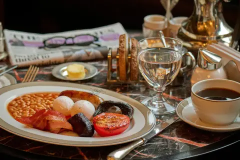 Un desayuno completo, un clásico de la comida británica: salchicha, bacon, huevos, judías, champiñón, tomate y morcilla.