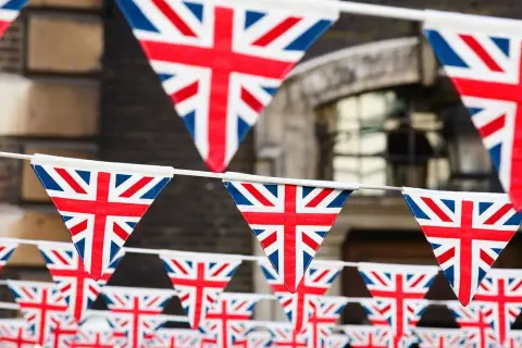 Banderines con la Union Jack cuelgan en fila, celebrando un bank holiday.
