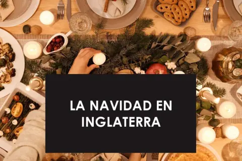 Mesa navideña en Gran Bretaña con guirnalda de abeto, velas, comida y adornos.