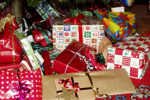 Regalos bajo el árbol de Navidad, listos para el Boxing Day. ¿Qué es Boxing Day? Es un día para abrir regalos y celebrar.
