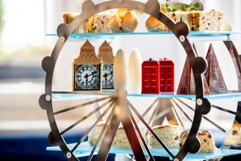 Delicioso hora del te en inglaterra con dulces que imitan el Big Ben, cabinas telefónicas rojas y el London Eye.