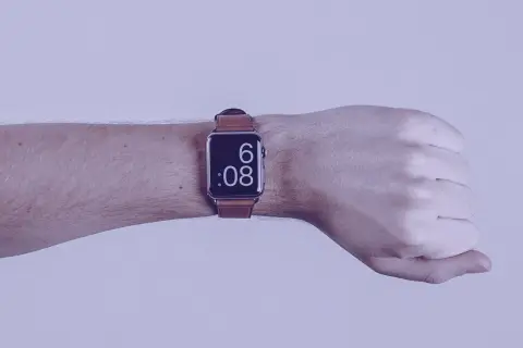 Reloj inteligente en muñeca, mostrando las horas en inglés: 6:08.