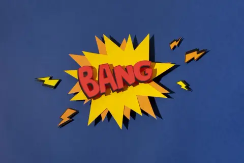 Explosión de cómic con la onomatopeya en inglés "BANG" en letras rojas, rodeada de rayos amarillos y naranjas sobre fondo azul.