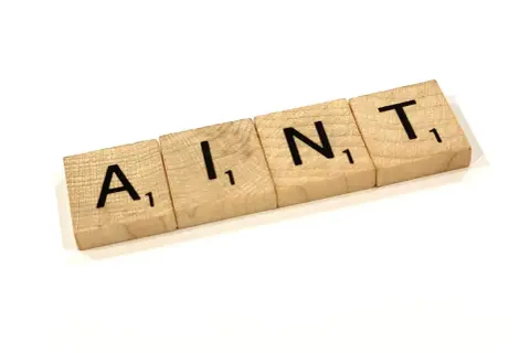Fichas de Scrabble forman la palabra "AINT".