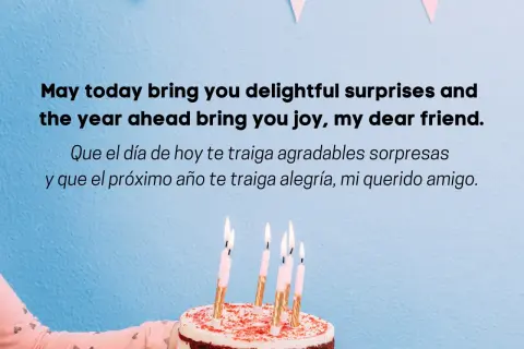 Pastel de cumpleaños con velas encendidas y un mensaje de "feliz cumpleaños para mi en ingles".