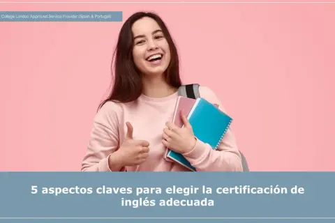 Joven sonriente con libros y pulgar arriba, lista para obtener sus títulos de inglés.