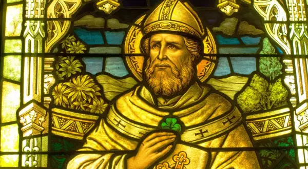 Vitral de San Patricio, con trébol y cruz, ideal para cuando es St. Patrick's.