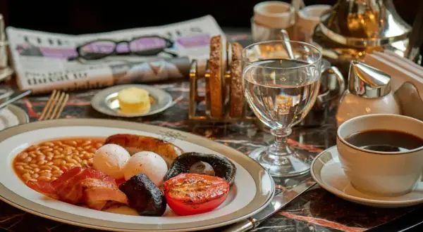 Un desayuno completo, un clásico de la comida británica: salchicha, bacon, huevos, judías, champiñón, tomate y morcilla.