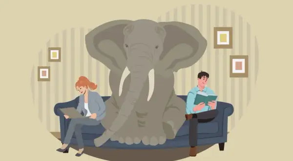 Un elefante gigante sentado en un sofá entre dos personas leyendo. Una metáfora visual de los modismos animales, como "el elefante en la habitación".