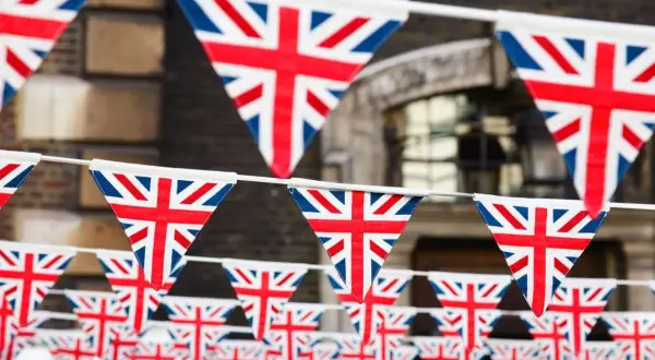 Banderines con la Union Jack cuelgan en fila, celebrando un bank holiday.
