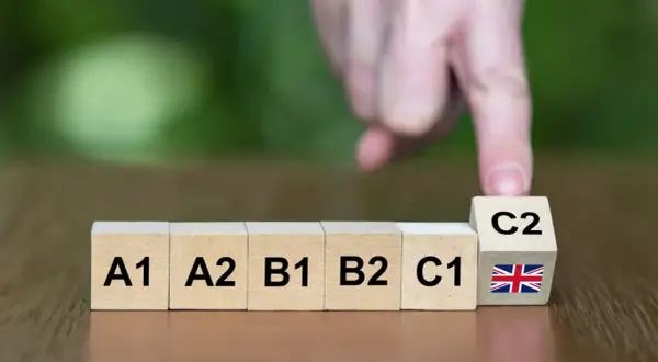 Bloques de madera muestran niveles de inglés: A1, A2, B1, B2, C1 y C2 con bandera británica. ¿Qué nivel de inglés te dan con el bachillerato?