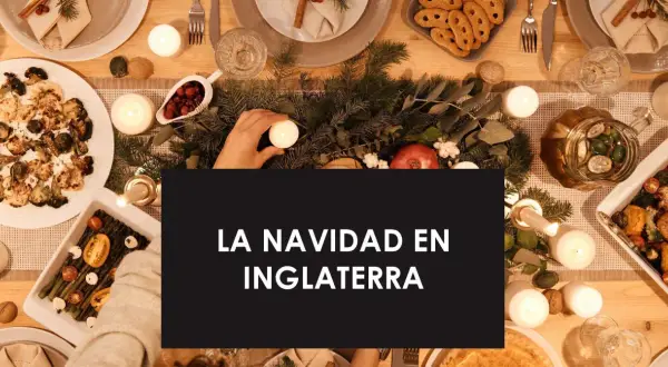 Mesa navideña en Gran Bretaña con guirnalda de abeto, velas, comida y adornos.