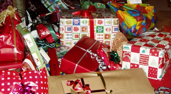 Regalos bajo el árbol de Navidad, listos para el Boxing Day. ¿Qué es Boxing Day? Es un día para abrir regalos y celebrar.