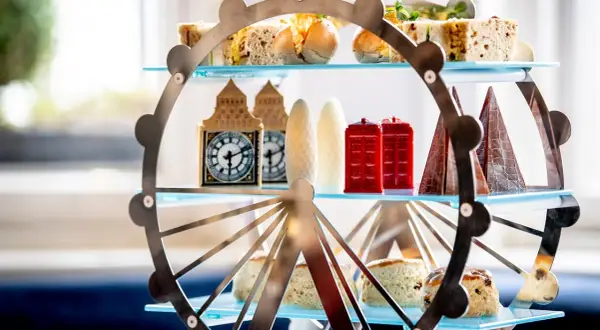 Delicioso hora del te en inglaterra con dulces que imitan el Big Ben, cabinas telefónicas rojas y el London Eye.