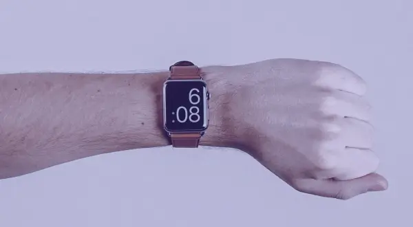 Reloj inteligente en muñeca, mostrando las horas en inglés: 6:08.