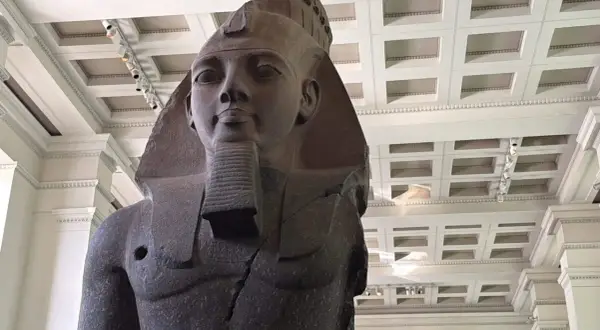 Estatua colosal de Ramsés II, una de las maravillas que ver en el Museo Británico.