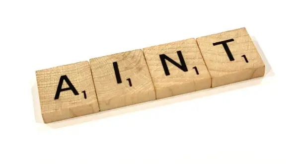 Fichas de Scrabble forman la palabra "AINT".