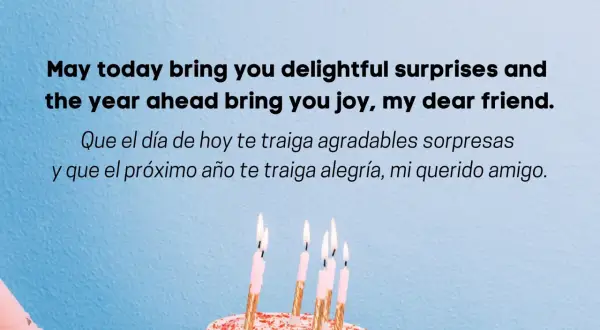Pastel de cumpleaños con velas encendidas y un mensaje de "feliz cumpleaños para mi en ingles".