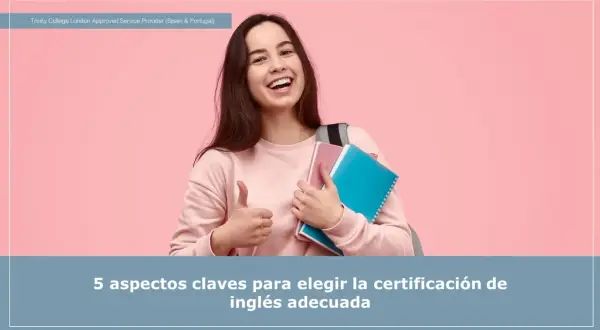 Joven sonriente con libros y pulgar arriba, lista para obtener sus títulos de inglés.