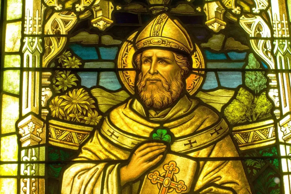 Vitral de San Patricio, con trébol y cruz, ideal para cuando es St. Patrick's.