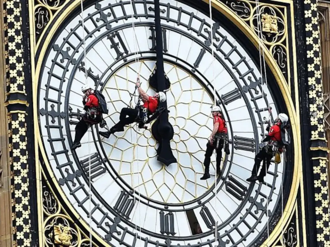 Trabajadores en rappel en el reloj Big Ben, ajustando las manecillas de este icónico reloj londinense.