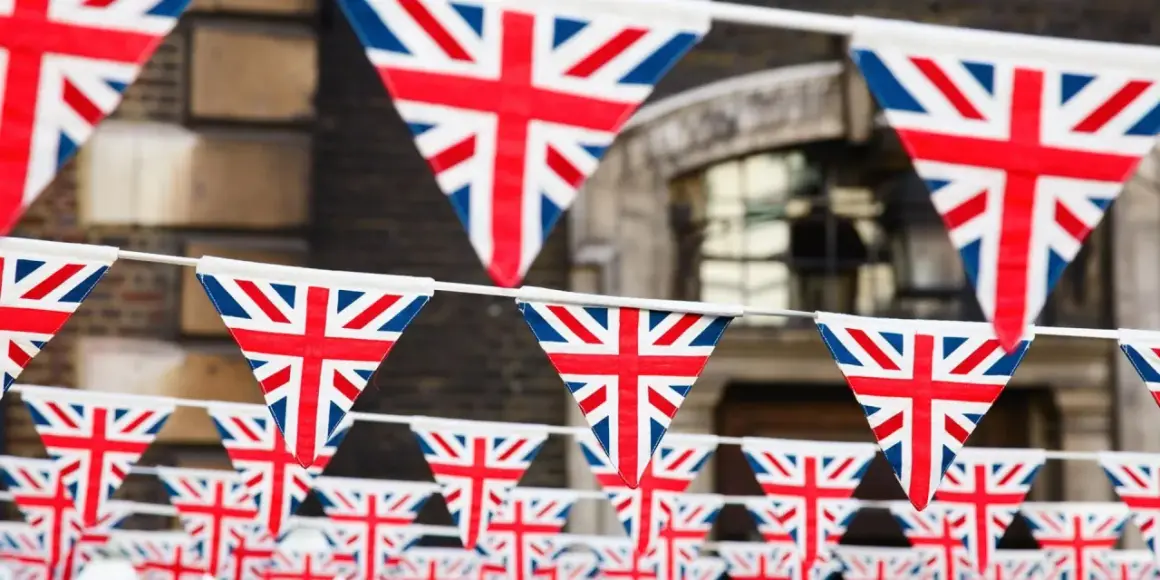 Banderines con la Union Jack cuelgan en fila, celebrando un bank holiday.