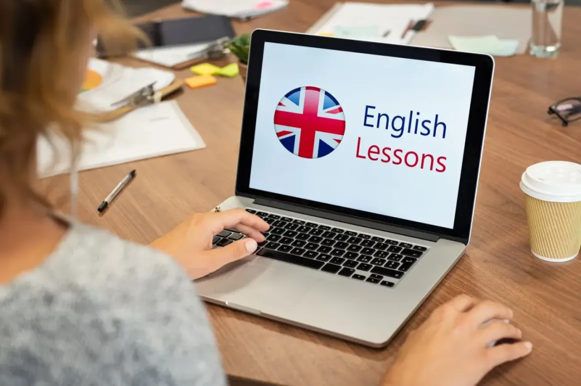 Persona aprende inglés en línea. La pantalla muestra "English Lessons" y la bandera del Reino Unido.
