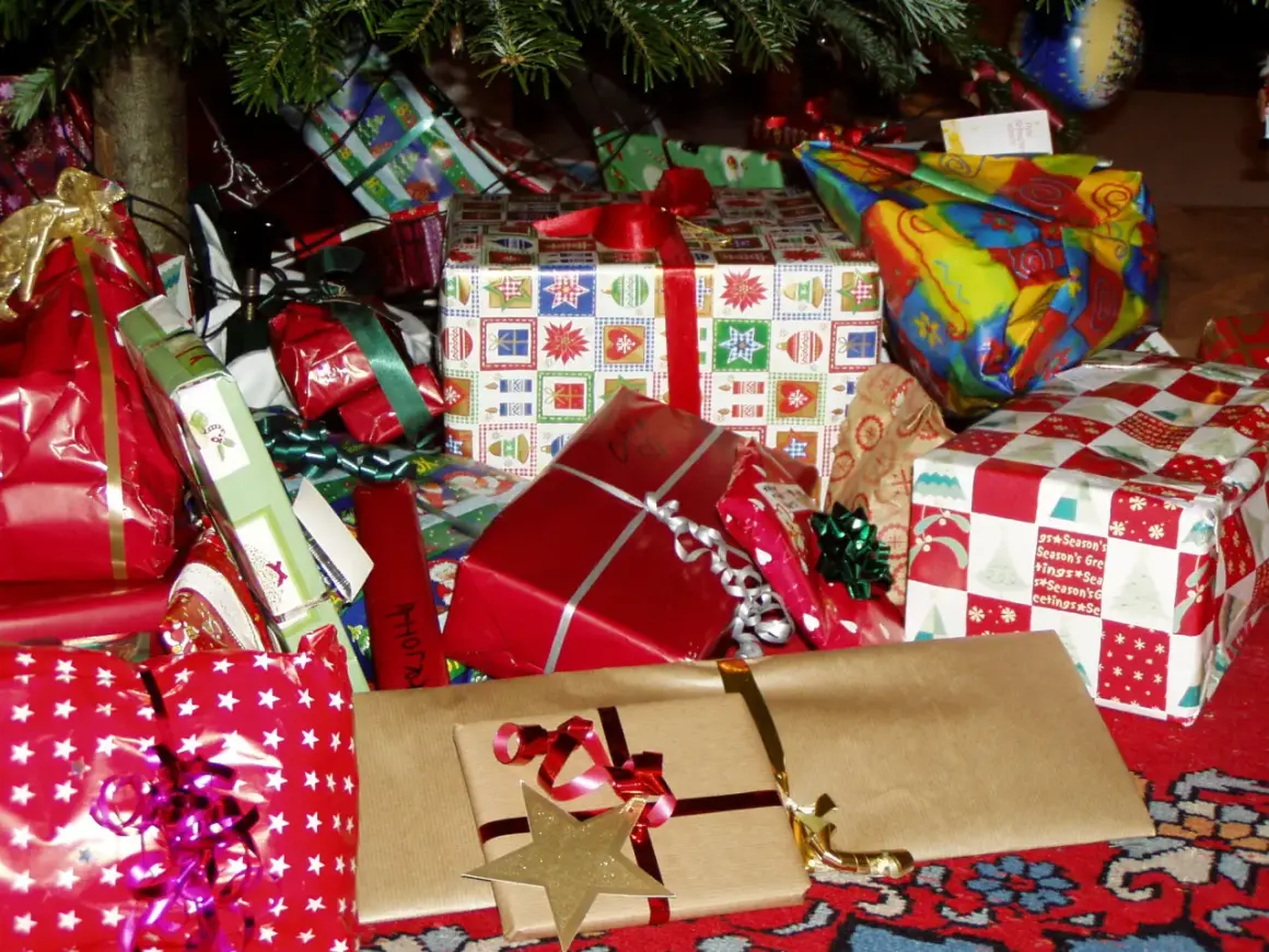 Regalos bajo el árbol de Navidad, listos para el Boxing Day. ¿Qué es Boxing Day? Es un día para abrir regalos y celebrar.