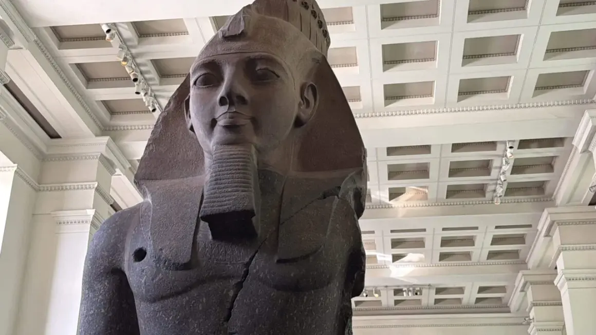 Estatua colosal de Ramsés II, una de las maravillas que ver en el Museo Británico.